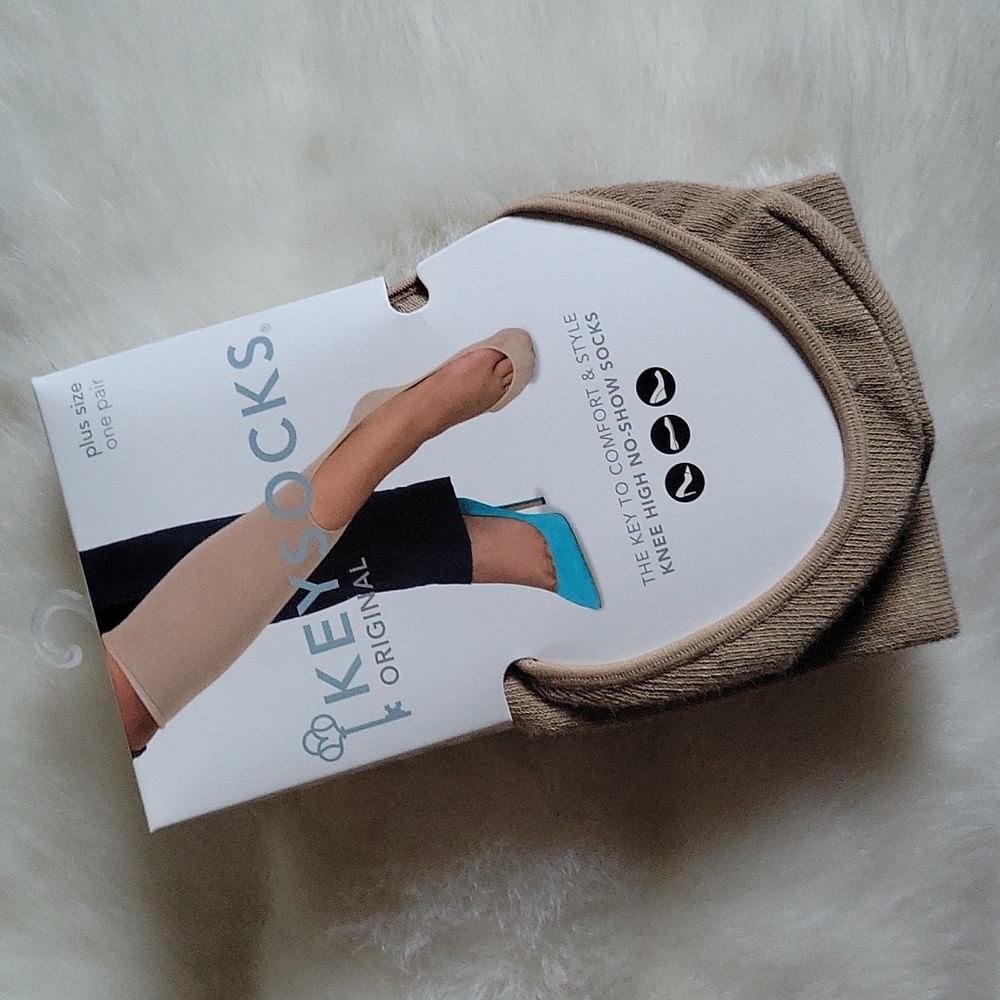 Keyhole Socks - Picture 2 of 10